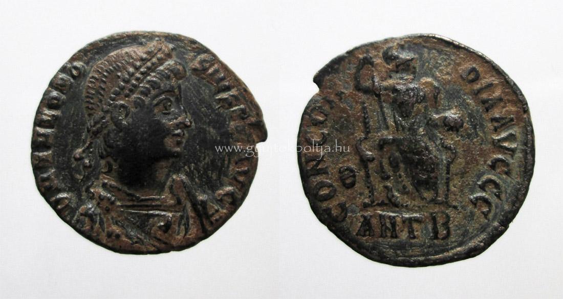 II. Theodosius AE3 CONCORDIA AVGGG